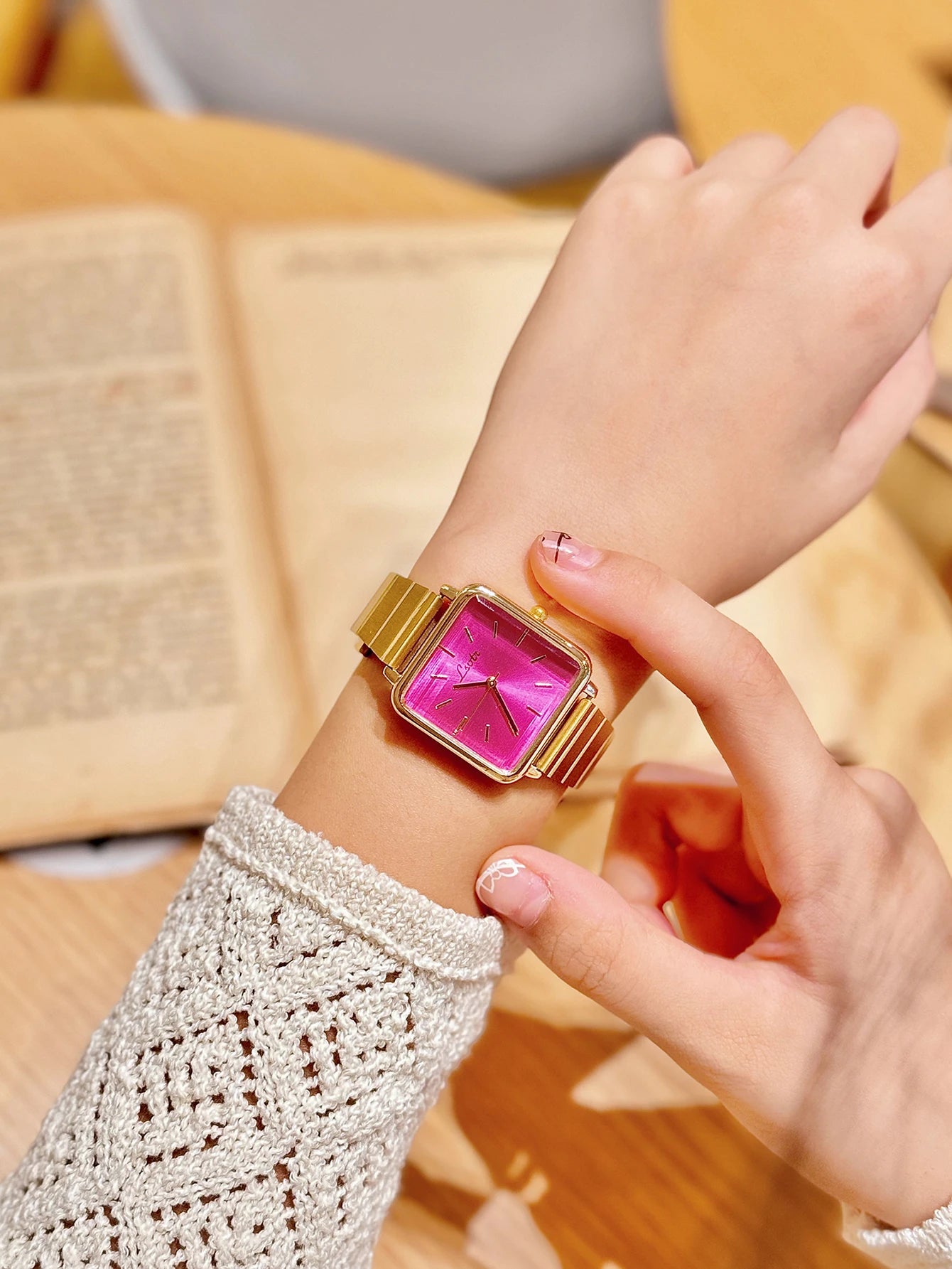 1 Piece of Gold Retro Simple and Elegant Women's Watch Stainless Steel Strap Quartz Watch Square Dial Casual Fashion Waterproof Women's Watch Suitable for Daily Wear Dinner and Other Occasions Decorative Wrist